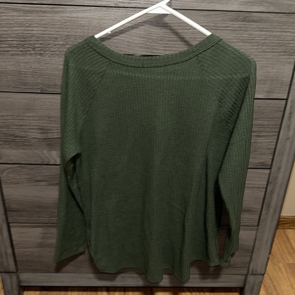 Kim & Cami cute button top!💚 - Picture 3 of 5